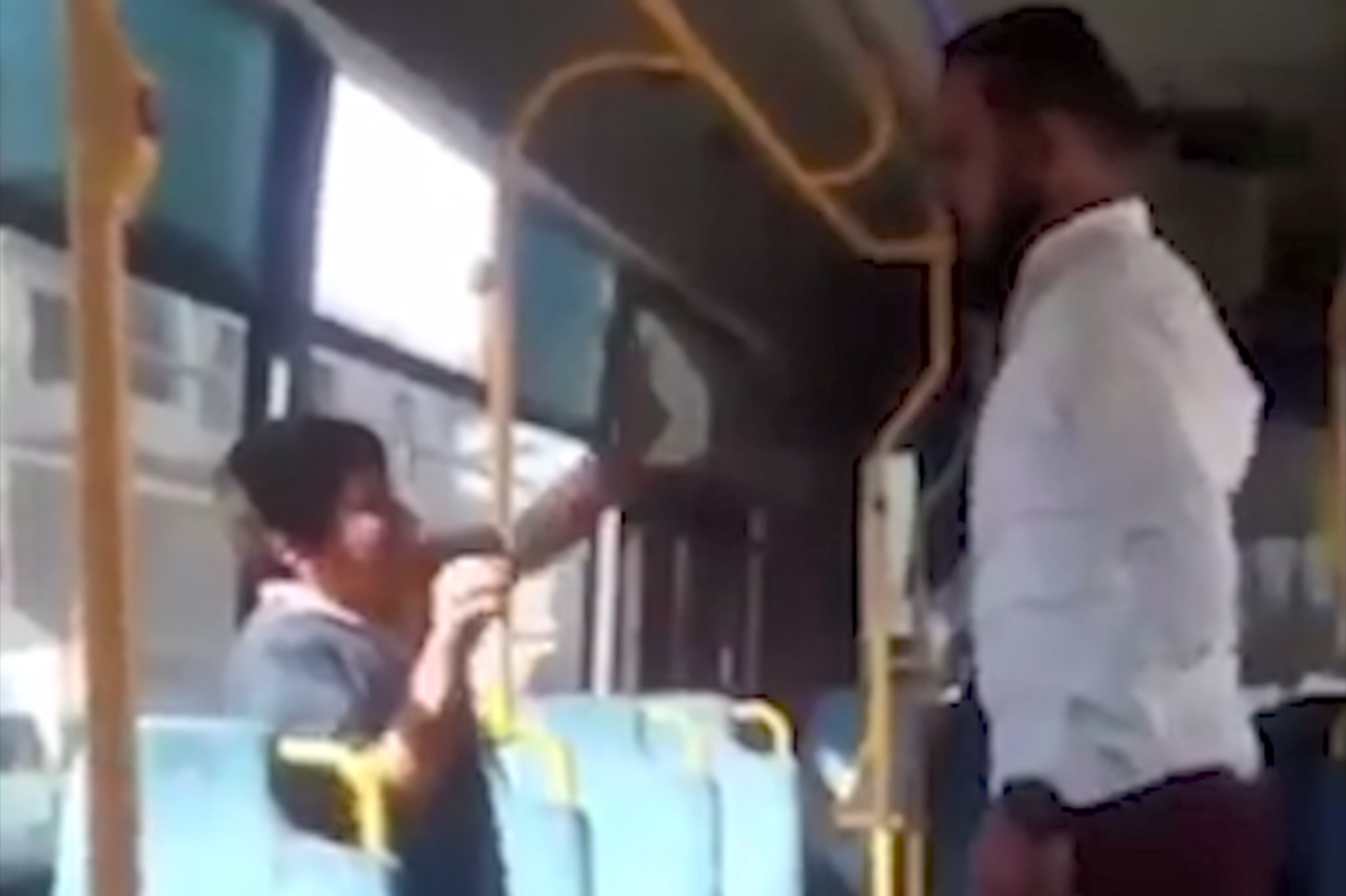 Küçük çocuğa otobüste dayak Küçük çocuğa otobüste dayak